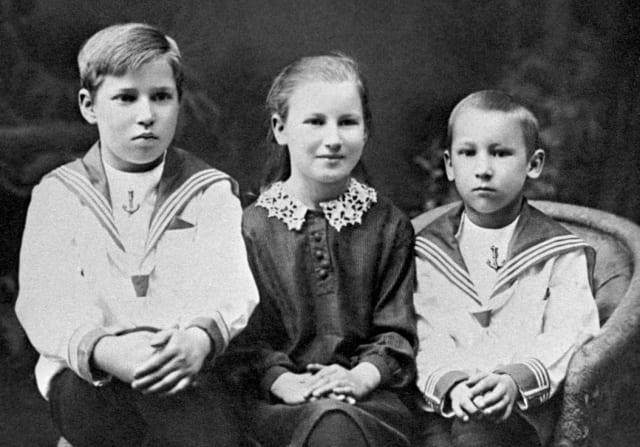 © ТАСС Леня, Нина и Миша Савичевы — братья и сестра Тани Савичевой, 1934 год