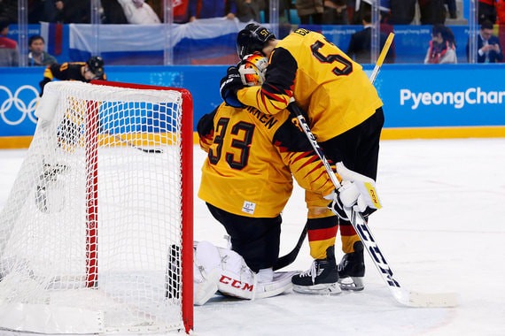 John Locher / AP Российские хоккеисты выиграли олимпийский турнир впервые за 26 лет. На фото: игроки сборной Германии после поражения