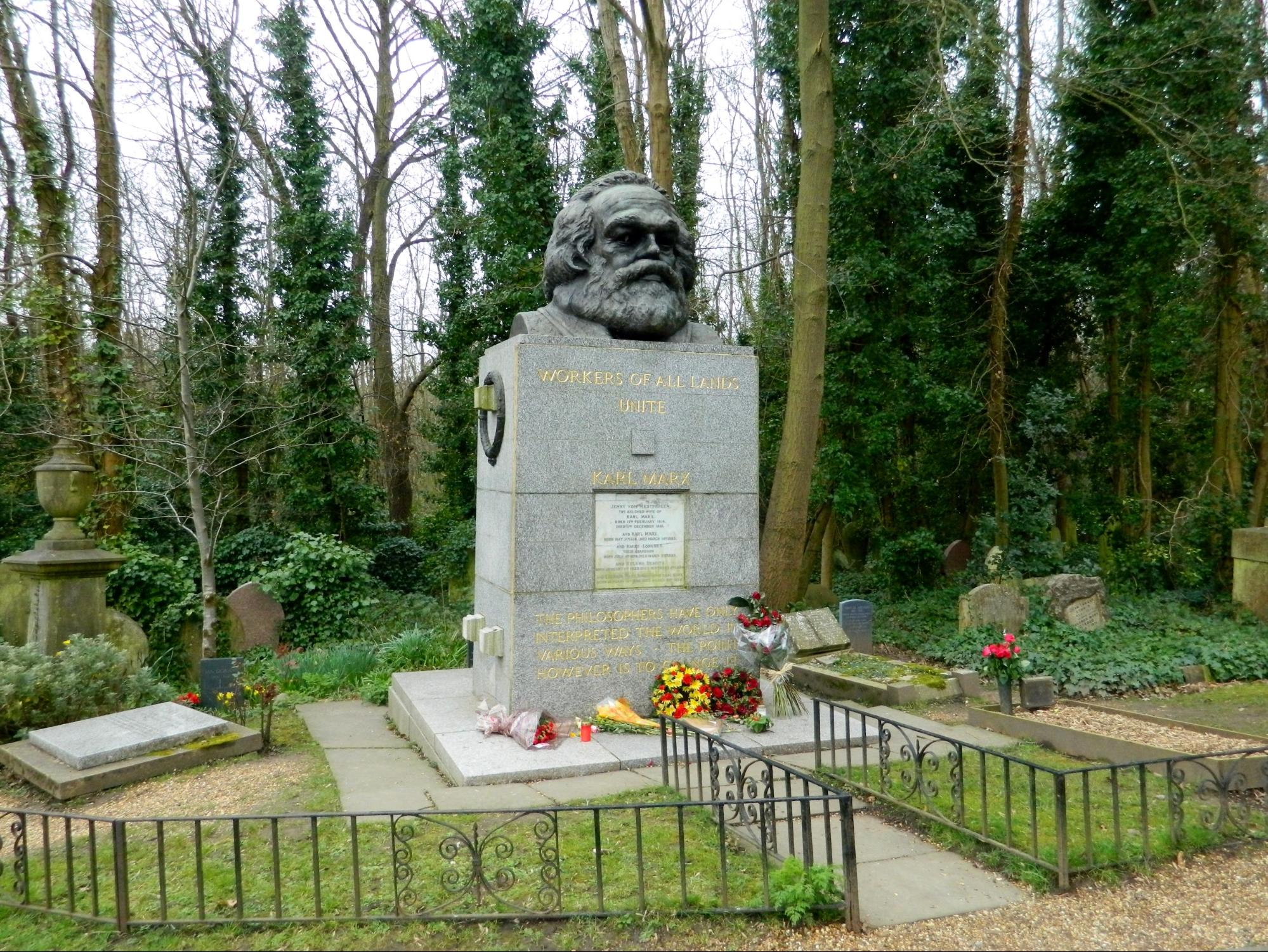 Могила Карла Маркса на Хайгейтском кладбище в Лондоне