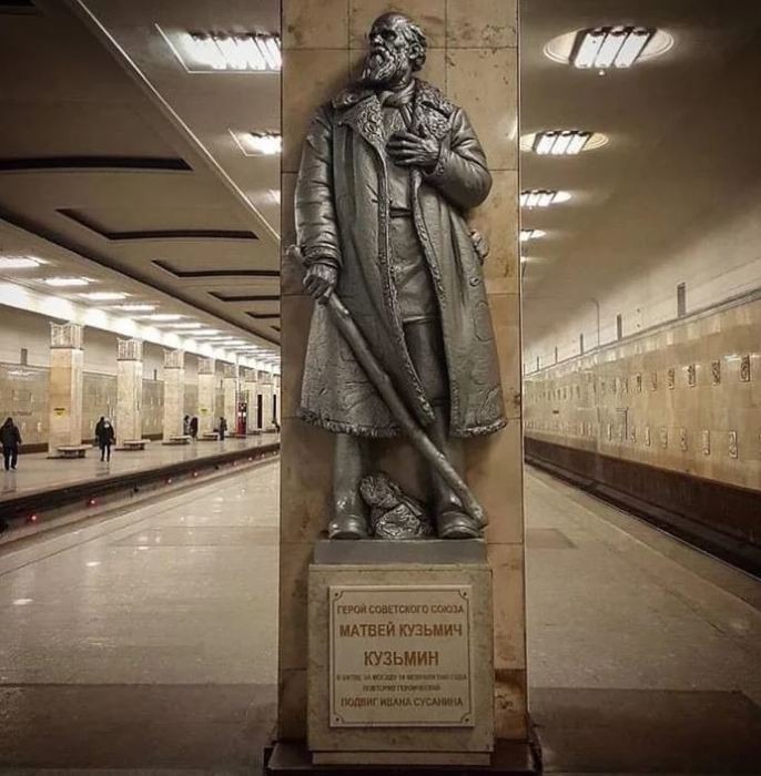 Памятник Кузьмину на станции метро «Партизанская»