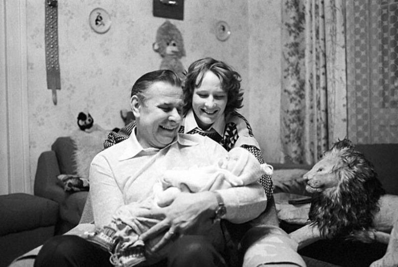 Лев Яшин с дочерью Еленой и внучкой Наташей в домашней обстановке. 10 марта 1984 года. Фото Игоря Уткина /Фотохроника ТАСС/