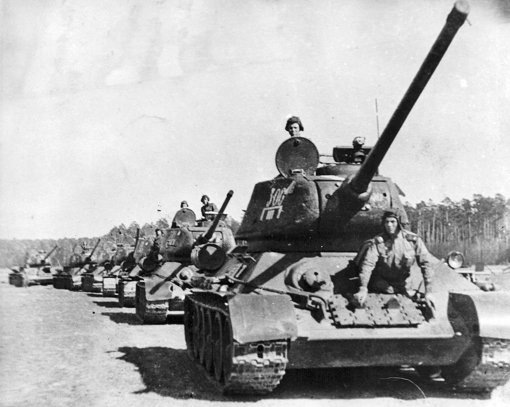 Колонна танков Уральского добровольческого танкового корпуса на пути из Берлина в Прагу, май 1945 года © ЦДООСО