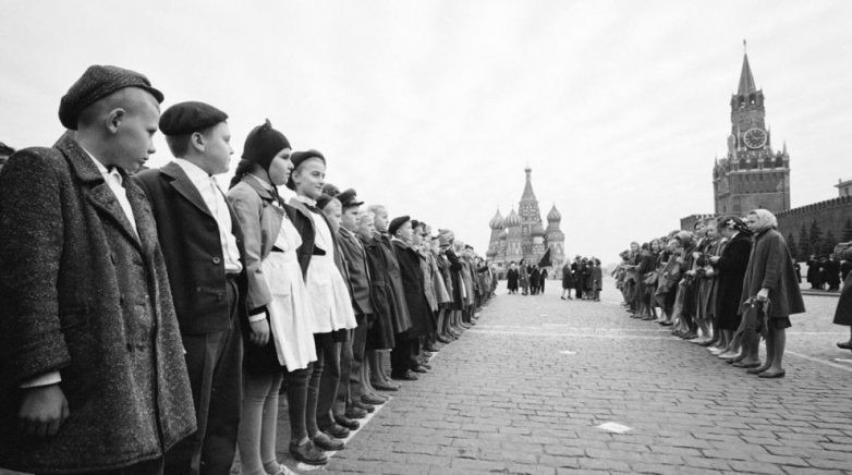 1961 год. Детей принимают в пионеры на Красной площади Москвы. Это был очень почетный и торжественный ритуал.