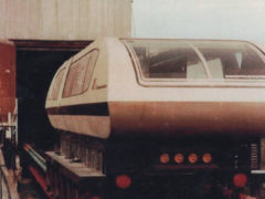 В 1986 году в Подмосковье был проведён первый успешный запуск вагона TA-05 – советского поезда на магнитной подушке. Транспортное средство должно было двигаться со скоростью 250 км/ч практически бесшумно! По тем временам он был футуристичен во всем. Настоящий поезд будущего, который заслужил советский человек.