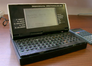 Еще один советский ноутбук – «Электроника МК-106» – микрокалькулятор/микро ЭВМ. Планировался к выпуску на ульяновском заводе «Искра» в 1991 г. ОЗУ – 32 КБайт. (Фото: Сергей Фролов / leningrad.su)