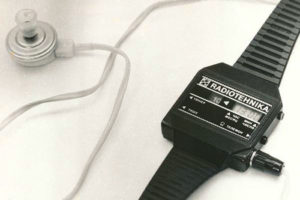 Наручные часы с радио! Разработаны в 1986 году рижским ПО «Радиотехника». С помощью встроенной магнитной антенны велся прием любой местной радиостанции в средневолновом диапазоне. (Фото: rw6ase.narod.ru)
