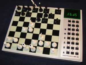 «Электроника ИМ-01» — шахматный компьютер, записывает ходы, играть можно вдвоем или против компьютера 1986 год. (Фото: Сергей Фролов / leningrad.su)