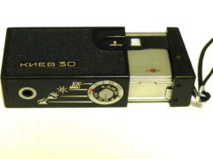«КИЕВ 30» — карманная камера, которая помещалась в пачке сигарет, вполне можно использовать для шпионажа. (Фото: Wikipedia Commons / CC-SA 4.0