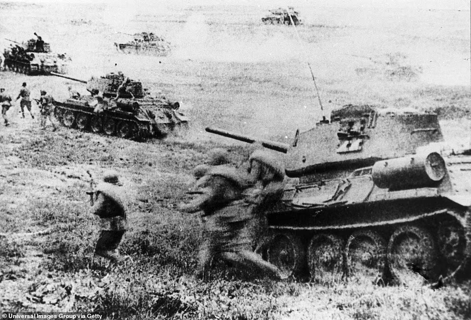 План признавал ужасающие шансы - у Советов было 170 военных дивизий, по сравнению с Великобританией, вместе взятыми США, 47. На фото: солдаты Красной Армии атакуют немецкие войска во время Курской битвы в июле 1943 года.