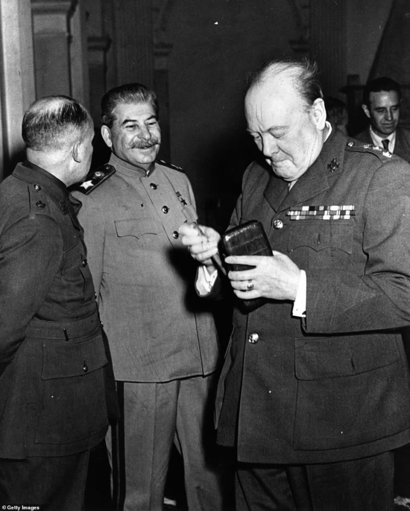 Черчилль сказал своему министру иностранных дел Энтони Идену, что, если территориальные устремления Сталина не будут нанесены решительный удар «до того, как американские армии уйдут из Европы и западный мир сложит свои боевые машины, у него очень мало шансов предотвратить третью мировую войну». На фото: Черчилль достает новую сигару, а Сталин улыбается позади него на Ялтинской конференции.