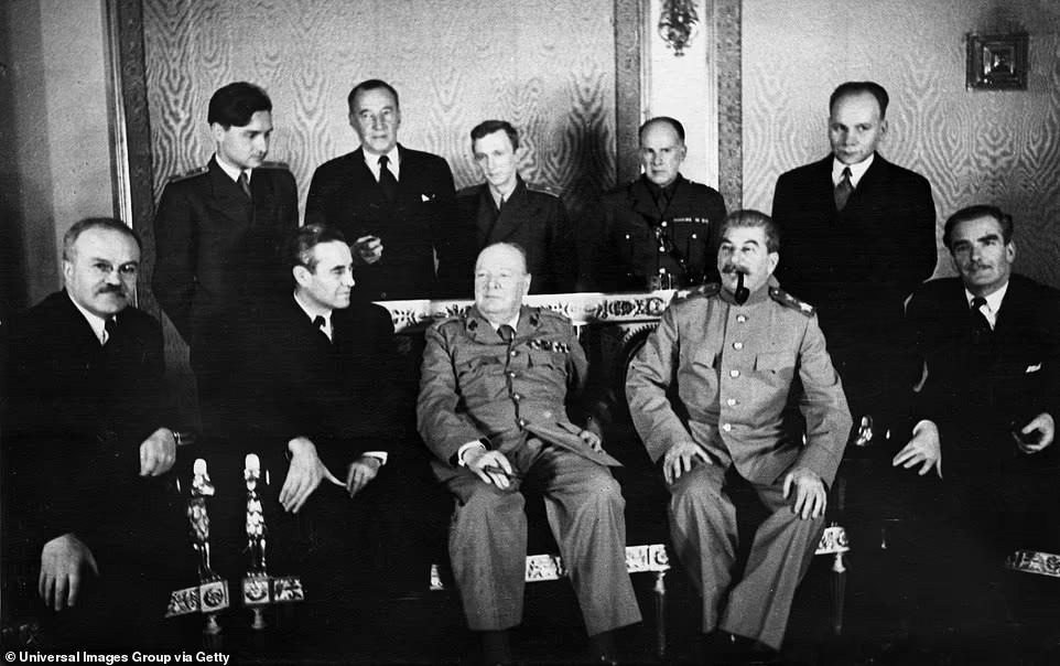 После того, как операция «Немыслимое» была отклонена, Черчилль предупредил, что Красную Армию вскоре станет невозможно победить. На фото: Черчилль встречается со Сталиным в 1943 году.