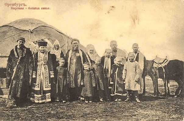 Семья киргизов в начале XX века, Оренбург. Фото Public Domain