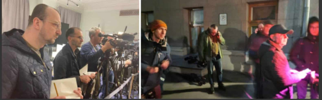 Слева: установка внутренней камеры для СМИ; справа, репортеры показаны снаружи здания. Все предполагаемые журналисты — мужчины с военными стрижками; похоже, ни одна женщина не участвовала в брифингах для прессы.