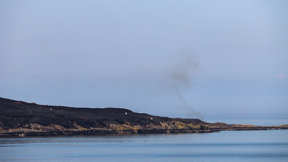 В воскресенье над островом Груинард можно было увидеть дым.