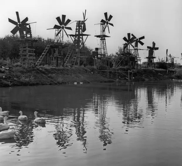 Ветроэлектрическая установка на берегу озера, с помощью которой вода подается на орошаемые участки сельскохозяйственных угодий, 1969.
