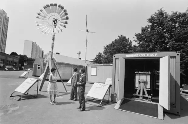 Москва. 1 июня 1986 г. Ветроэнергетические установки «Ромашка» и «Малютка», представленные на выставке.