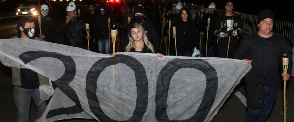 Сара Джиромини, также известная как Винтер, возглавляет акцию протеста перед Верховным судом.