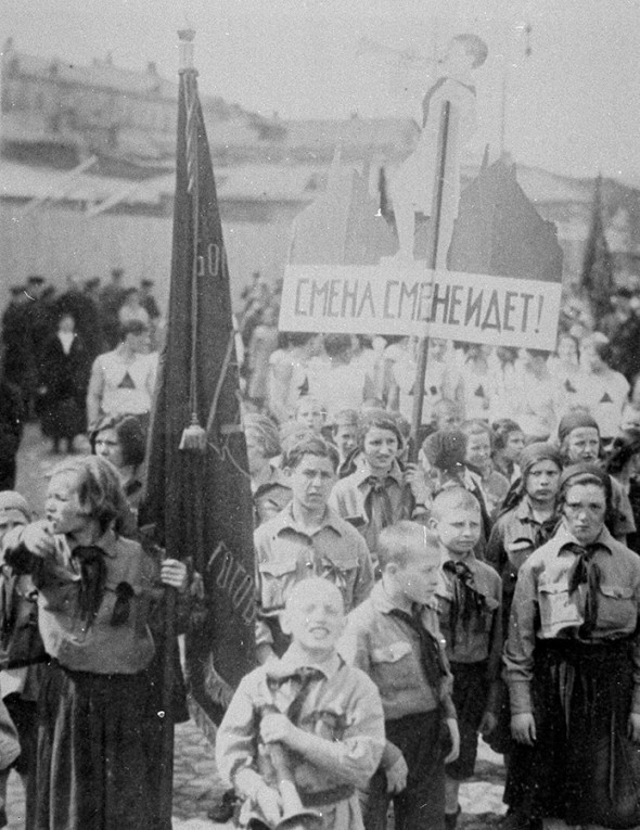 Юные пионеры маршируют по Красной площади в Москве, 1925 год