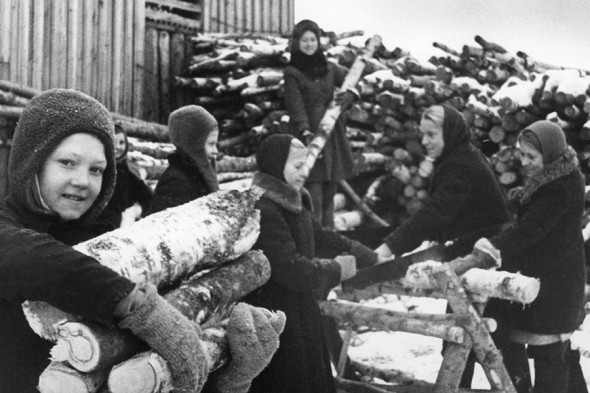 Члены тимуровской команды — учащиеся Кунцевской городской средней школы № 5 — на распилке дров для семей фронтовиков, 15 декабря 1942 года