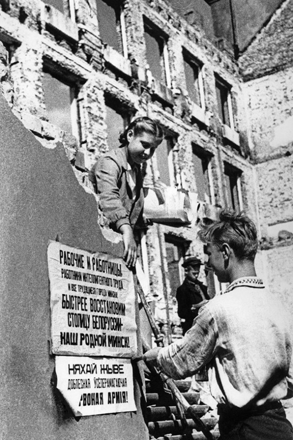 Минские пионеры, развешивающие агитационные плакаты на одной из улиц города, во время Великой Отечественной войны, 13 июля 1944 года