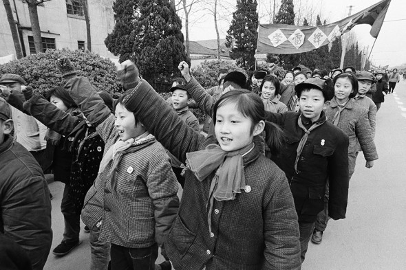 Подняв кулаки и выкрикивая лозунги, члены пионерской организации маршируют по китайскому Нанкину, 28 января 1979 года