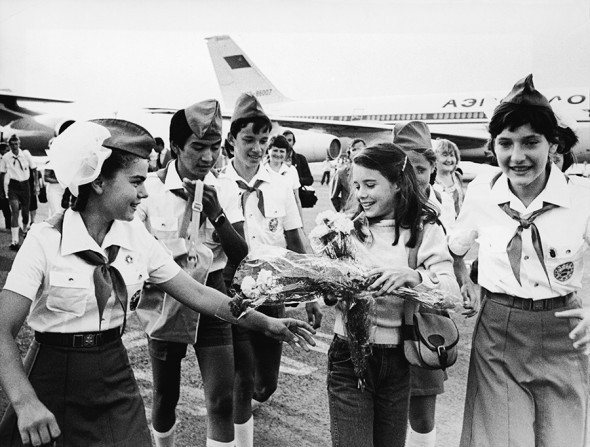 Пионеры встречают американскую школьницу Саманту Смит (вторая справа) в Крыму, июль 1983 года