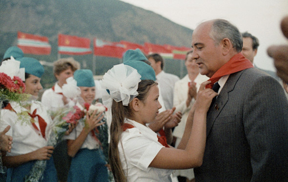 Генсек ЦК КПСС Михаил Горбачев во время торжественного открытия международного театрализованного праздника «Дружат дети всей планеты!», Гурзуф, 16 августа 1985 года