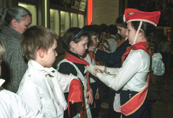 Школьников принимают в пионеры в музее В.И. Ленина в Москве, 22 апреля 1992 года