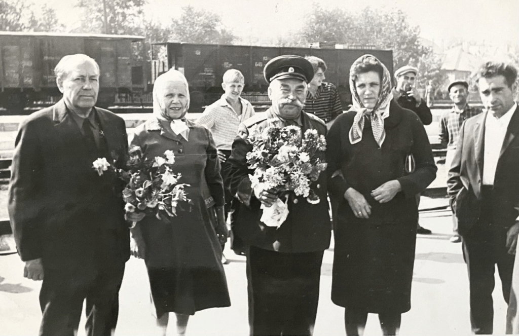 Проводы генерала Василия Баданова (в центре) на вокзале в станице Тацинской, сентябрь 1975 года © Из личного архива Розы Гайджуровой