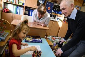 Руководитель детского сада Василий Щибриков с воспитанницей © Донат Сорокин/ТАСС