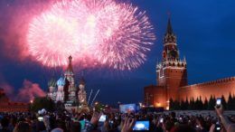 Салют на Красной площади 12 июня в честь Дня России © Сергей Фадеичев/ТАСС