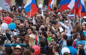 Зрители во время праздничного концерта на Красной площади © Сергей Фадеичев/ТАСС