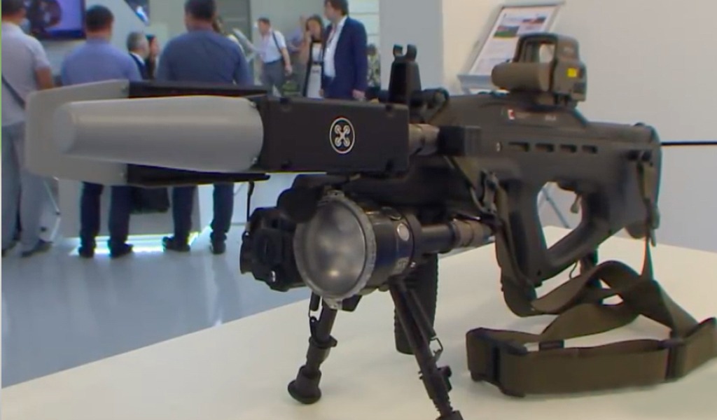 Против дронов теперь есть оружие. Это ружье REX-1 от концерна «Калашников». Оно не стреляет пулями, а подавляет GSM-сигналы и Wi-Fi, заставляя устройство опуститься.