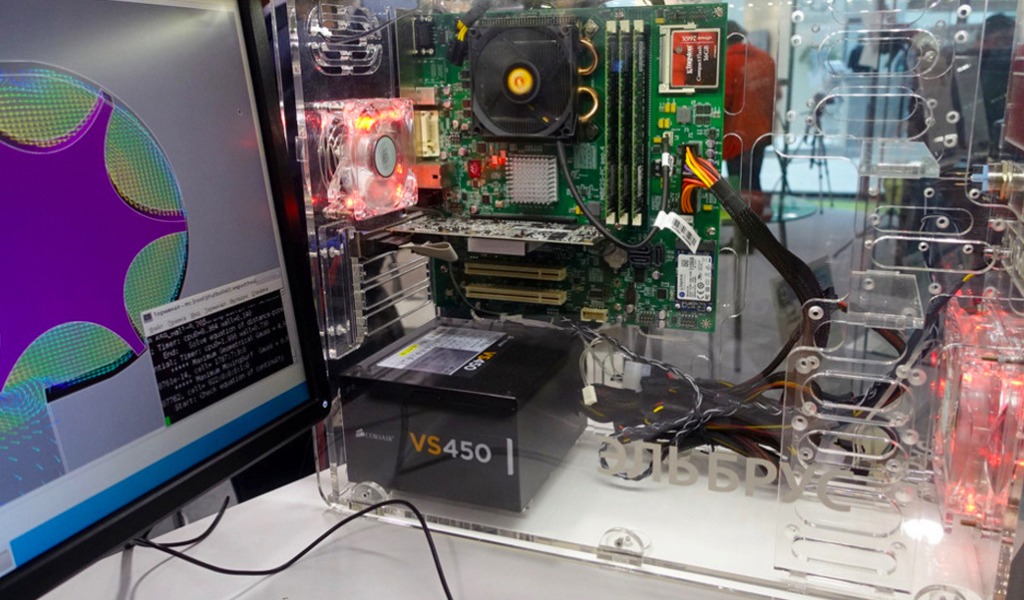 Это компьютер «Эльбрус 101-РС», такие недавно начала выпускать «Росэлектроника». Один ПК стоит около 70 000 рублей. Внутри одноядерный микропроцессор «Эльбрус-1С+» с частотой 800 МГц.