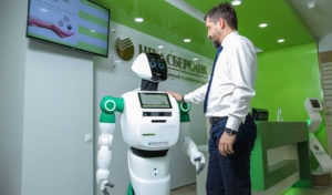 В московских отделениях «Сбербанка» работают вот такие роботы от компании Promobot. Они собирают отзывы клиентов о работе банка и управляют электронной очередью.