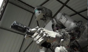 Это не кадр из фантастического боевика, это отечественный робот Федор. Он, конечно, изобретен не в этом году, но не перестает учиться новому. Стрелять с двух рук, например.