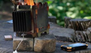 Стартапер Айдар Хайруллин создал устройство Tengu, которое заряжает гаджет от огня. Тепло, которое выделяется в процессе горения, преобразует в электроэнергию термоэлектрический генератор. Зарядка стоит 6 000 рублей.