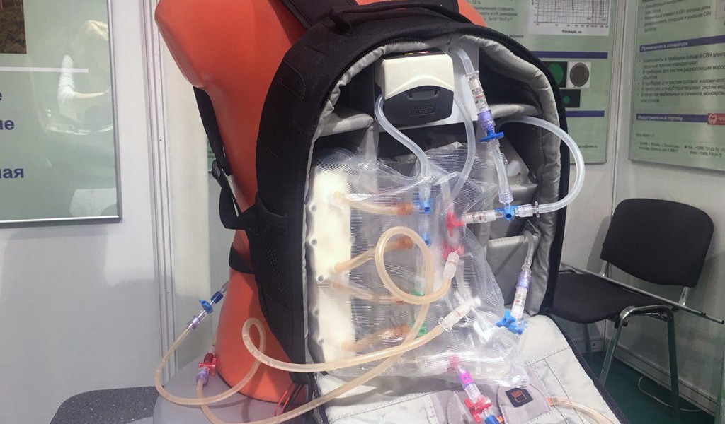 Так выглядит искусственная почка. Этот рюкзак умеет очищать кровь, выводить метаболиты и воду. Создали устройство ученые из МИЭТа и Зеленоградского инновационно-технического центра.