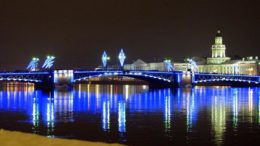 Большие мосты Петербурга через Неву украсили художественной подсветкой к Новому году