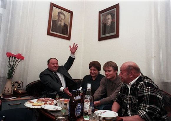 Тимур Гайдар (крайний справа) в кругу семьи со своим сыном под портретом Аркадия Голикова-Гайдара.