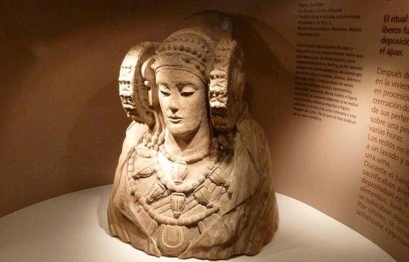 Этрусская скульптура «Дама из Эльче» 