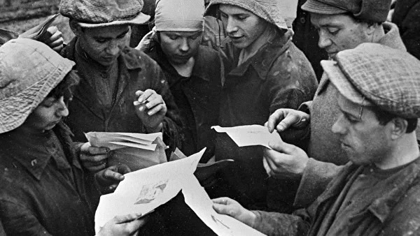Группа комсомольцев-метростроевцев читает листовки, выпущенные выездной бригадой "Комсомольской правды". © РИА Новости / РИА Новости