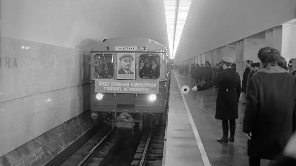 Первый поезд на открывшейся станции метро "Площадь Ногина" (с 1990 года -"Китай-город") в Москве. © РИА Новости / Михаил Кухтарев