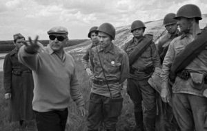 Сергей Бондарчук (второй слева) на съемках фильма "Они сражались за Родину", 1975 год © Анатолий Ковтун/ТАСС