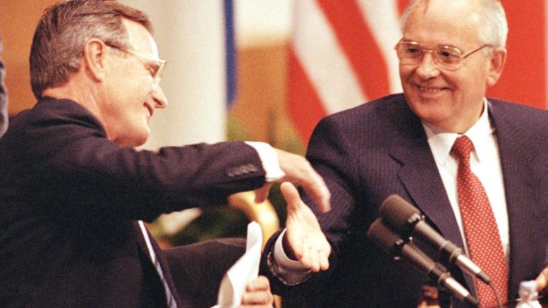 Джордж Буш-старший и Михаил Горбачёв на Мальтийском саммите