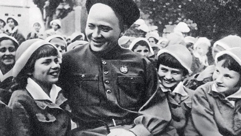 Детский писатель Аркадий Гайдар с детьми.