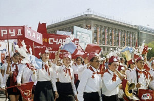 Пионеры на демонстрации в СССР