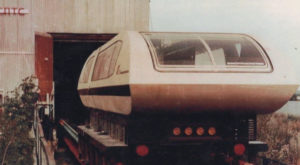 В 1986 году в Подмосковье был проведён первый успешный запуск вагона TA-05 – советского поезда на магнитной подушке. Транспортное средство должно было двигаться со скоростью 250 км/ч практически бесшумно! По тем временам он был футуристичен во всем. Настоящий поезд будущего, который заслужил советский человек.