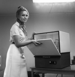 Даже сейчас не у всех. А тогда была! Посудомоечная машина «Стауме-2», производилась в Латвийской ССР, 1972 год. (Фото: © РИА Новости)