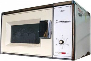 А вы знали об СВЧ-печах СССР? Это прототип первой микроволновой печи «Электроника», 1984 год. (Фото: YouTube)